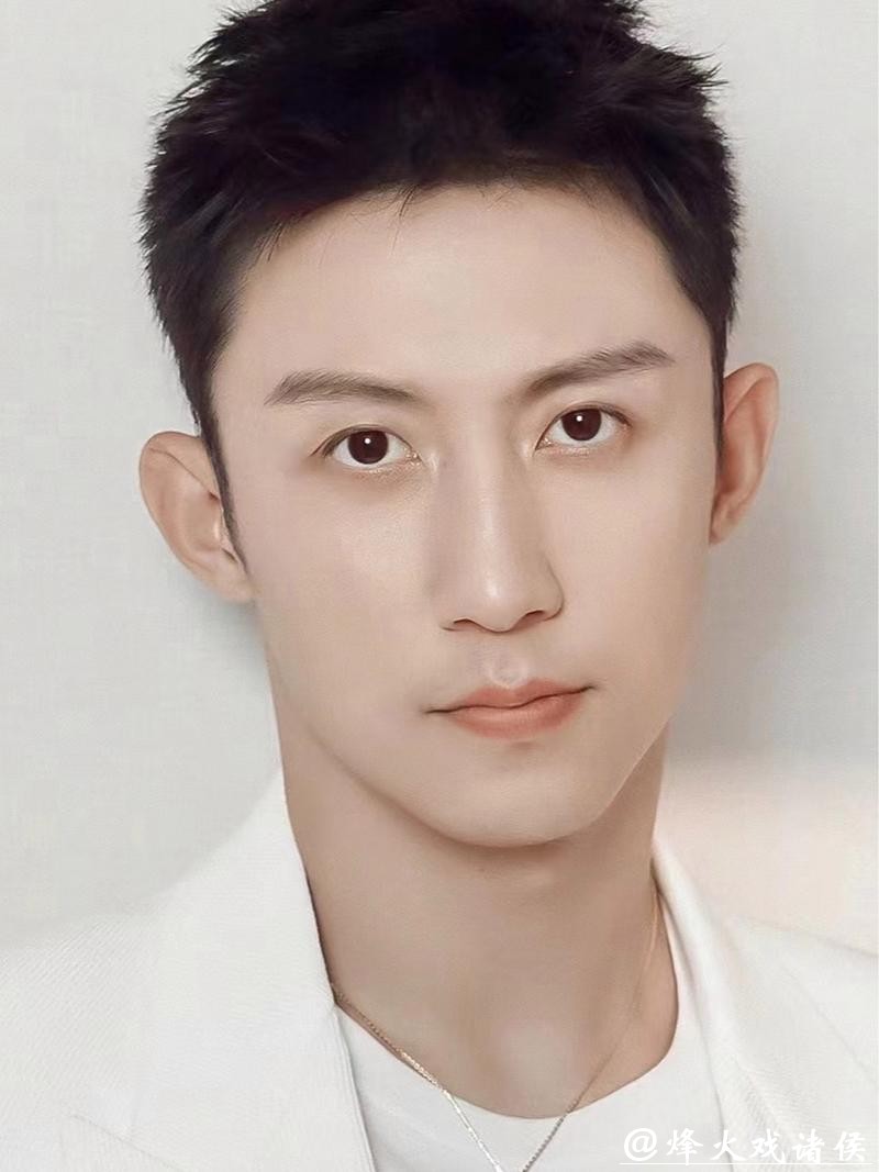 问所有女同胞一个问题，不许撒谎。左边是黄景瑜，33岁，187cm，80kg，离异，内娱