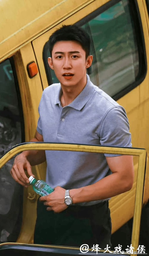 问所有女同胞一个问题，不许撒谎。左边是黄景瑜，33岁，187cm，80kg，离异，内娱